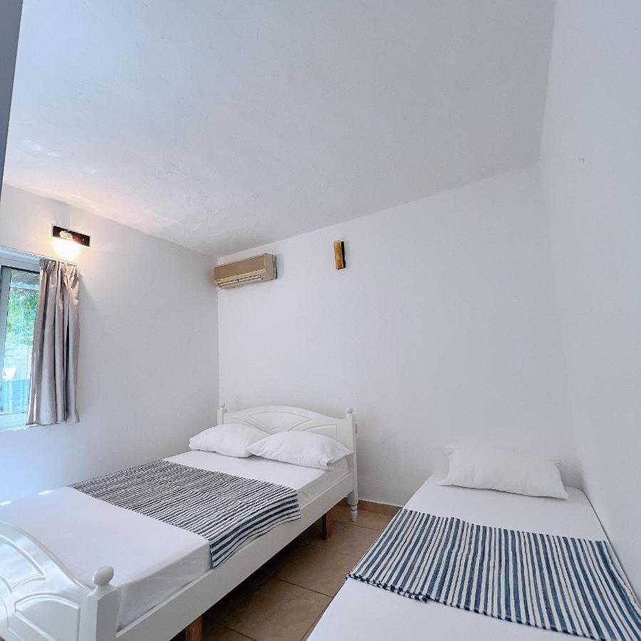 Garden Villa Naza Piqeras 外观 照片
